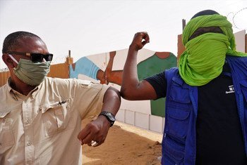 Les portes de la maison des jeunes à Arlit, à Agadez, au Niger, arborent désormais le célèbre coup de coude, mesure barrière qui a remplacé la poignée de main pour contrer la propagation de la covid-19.