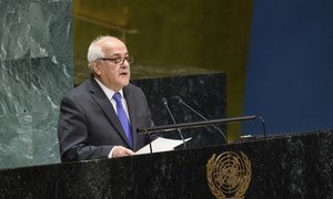 مراقب فلسطين الدائم لدى الأمم المتحدة، رياض منصور، يلقي كلمته أمام الجمعية العامة 37 في دورته 74 خلال اجتماع حول المسألة الفلسطينية