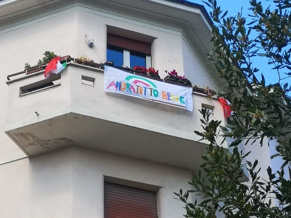 "Tout ira bien", indique la banderole sur le balcon d'un appartement dans la ville de Rome, en Italie, pendant le confinement