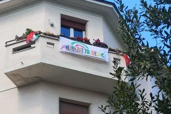 Все будет хорошо! Такие лозунги можно увидеть на балконах домов в Риме во время карантина, введенного из-за COVID-19