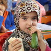 Le PAM fournit des repas aux enfants syriens dans le cadre de son programme de cantine scolaire en Syrie.
