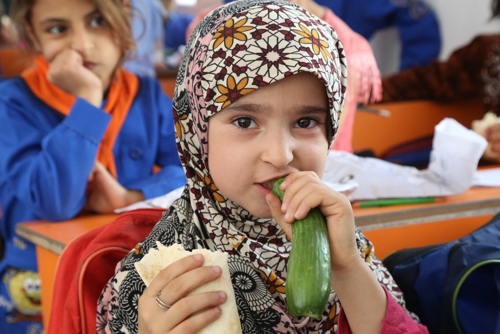 Le PAM fournit des repas aux enfants syriens dans le cadre de son programme de cantine scolaire en Syrie.