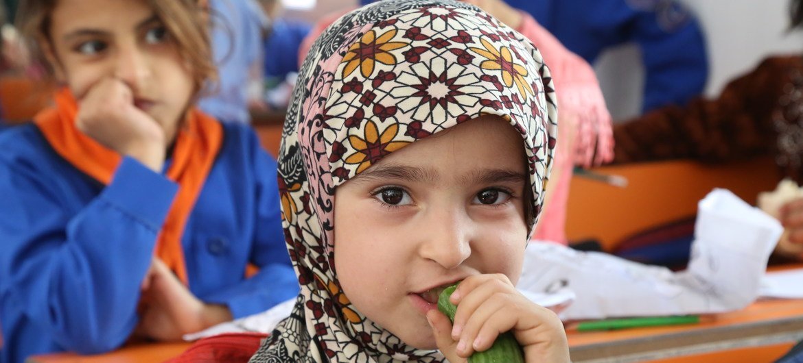 Le PAM fournit des repas aux enfants syriens dans le cadre de son Programme de cantine scolaire en Syrie.