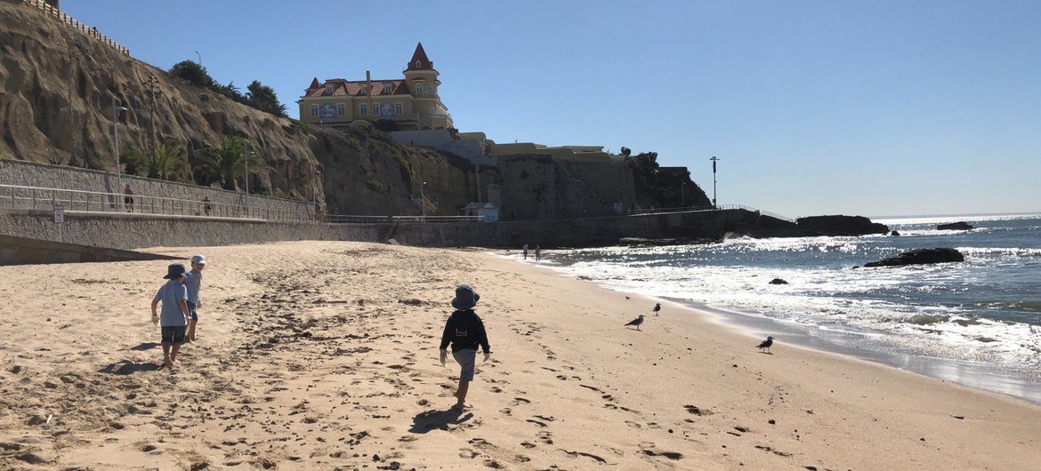 Crianças brincam na Praia da Poça, região de Cascais, Portugal.