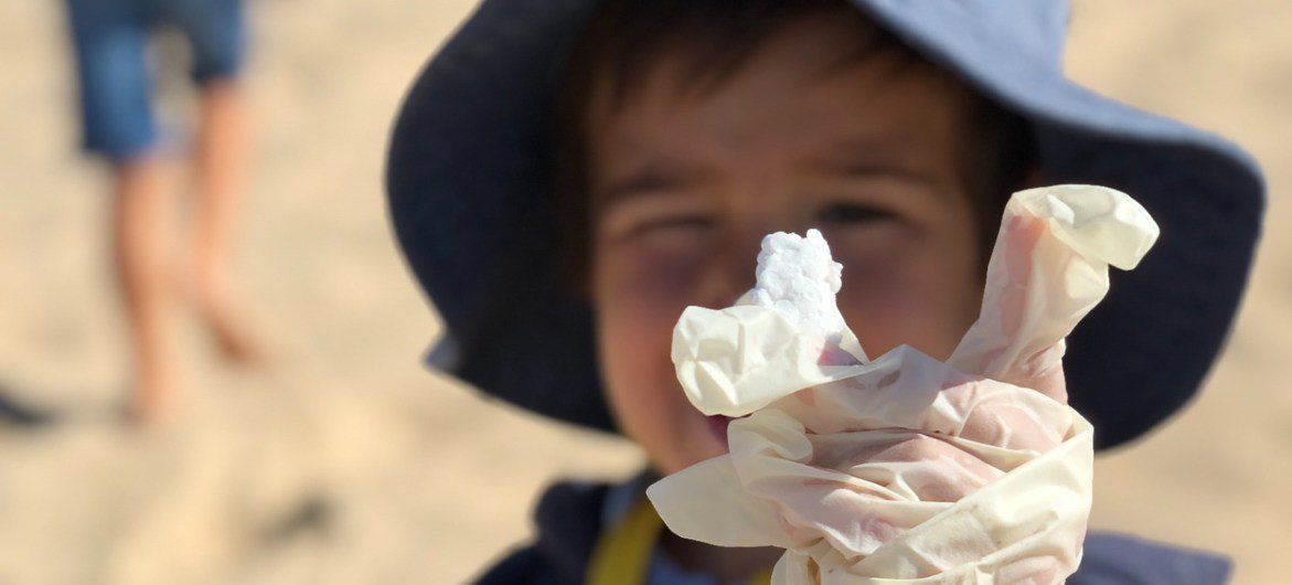 Crianças limpam praia em Portugal. Campanha da ONU e UE removeu 50 toneladas de lixo. 
