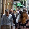 2019冠状病毒病大流行期间，阿根廷布宜诺斯艾利斯的日常生活场景——人们走在城市的街道上。