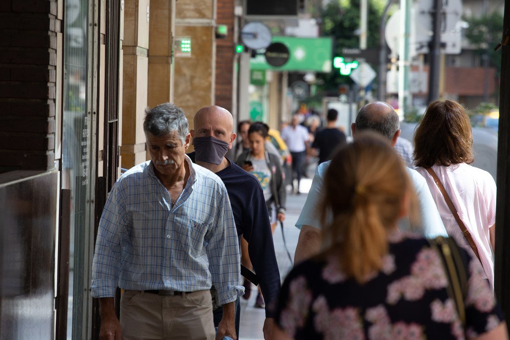 2019冠状病毒病大流行期间，阿根廷布宜诺斯艾利斯的日常生活场景——人们走在城市的街道上。