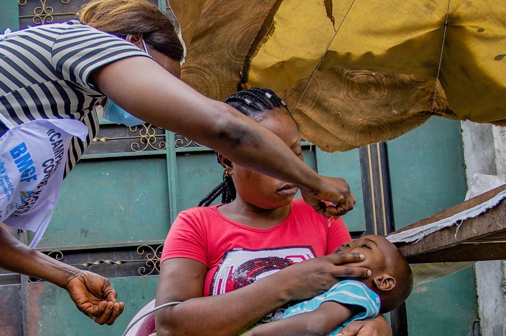 L'agent de santé Arlette Nyange vaccine Ebenezer, 4 ans, dans le cadre d'une campagne de vaccination contre la polio soutenue par l'UNICEF à Kinshasa, en RD du Congo.