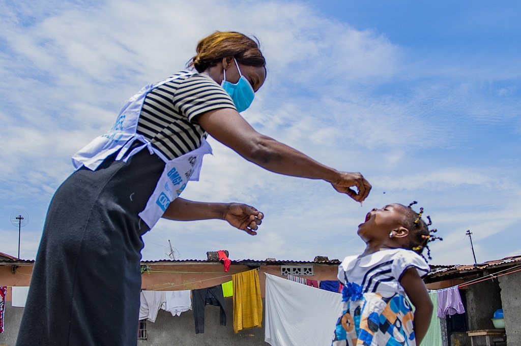 L'agent de santé Arlette Nyange vaccine Amelia, 3 ans, dans le cadre de la première campagne de vaccination contre la polio depuis le début de la pandémie de Covid-19, visant à protéger plus de 3 millions d'enfants dans les provinces de Kinshasa, Maï-Ndombe et Tshopo entre le 15-17 et le 29-31 octobre 2020.