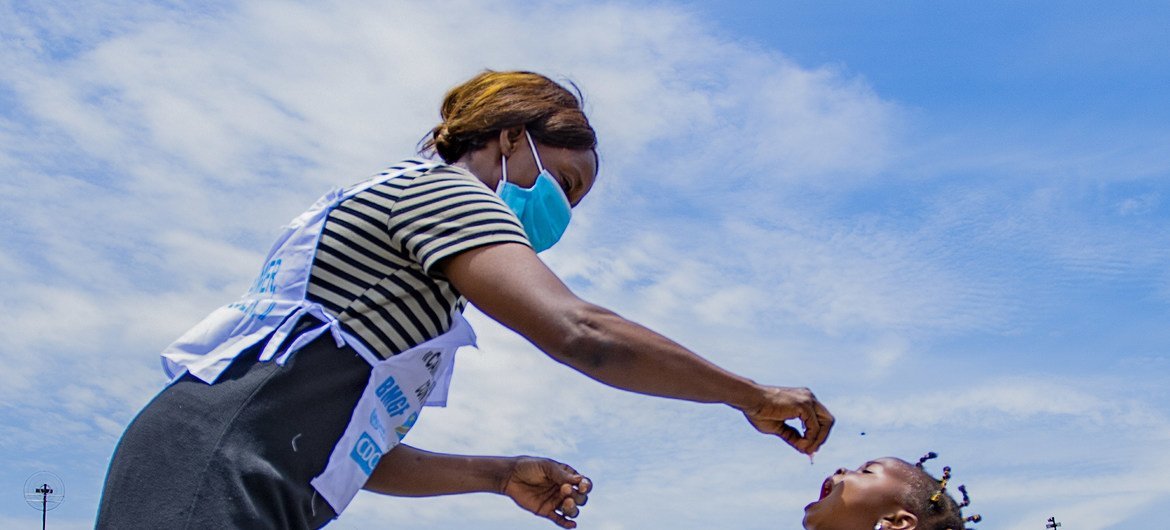 刚果民主共和国首都金沙萨，一名医务工作者正在进行脊髓灰质炎口服疫苗的接种工作。
