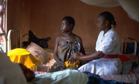 Kadiatu Sama, que não teve cuidados pré-natais e cujo filho nasceu morto, é consolada por uma enfermeira na maternidade do hospital público em Serra Leoa.