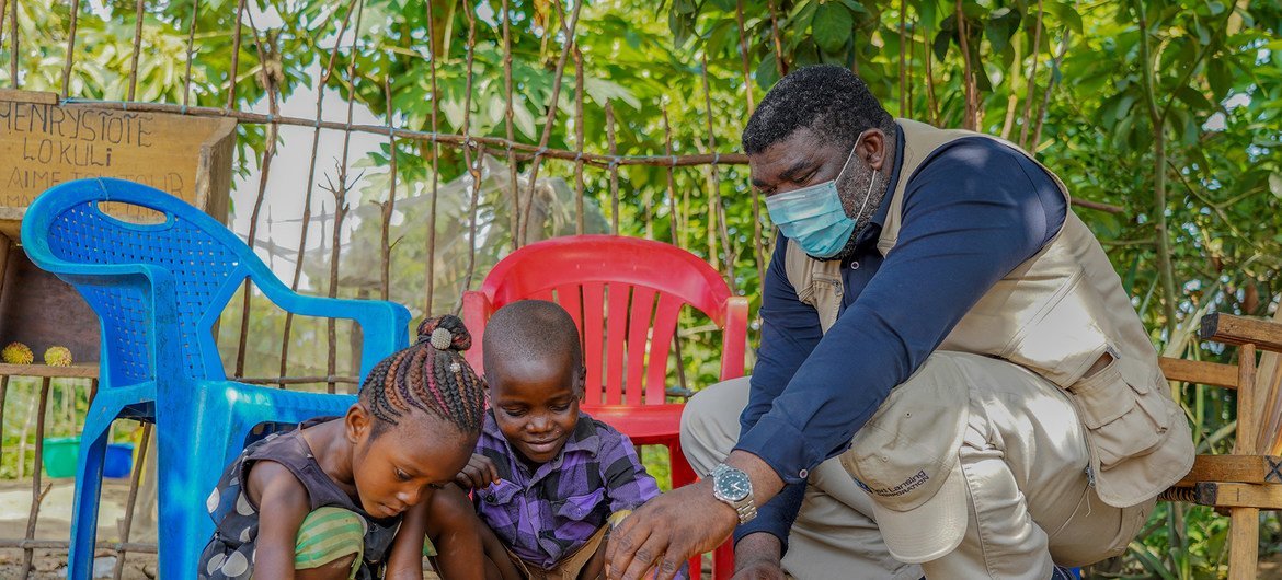 David Ilomba e Louise Ilomba perderam mãe para o vírus ébola. As duas crianças pequenas têm apenas 7 e 6 anos de idade. 