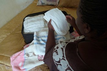 लुसाका में एक महिला अपने बच्चे की मृत पैदाइश के बाद अपने घर वापिस लौटने पर शिशु के कपड़े और कम्बल वग़ैरा देखते हुए. ये स्थिति एक माँ व परिवार के लिये बयान नहीं करने लायक भारी तकलीफ़ है.