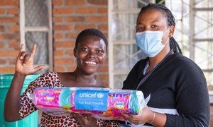 Environ 70 % des travailleurs de la santé sont des femmes. Pour répondre efficacement à la pandémie, elles doivent non seulement avoir accès à du matériel d'hygiène menstruelle, mais aussi avoir le temps et les ressources nécessaires pour gérer leur santé menstruelle.