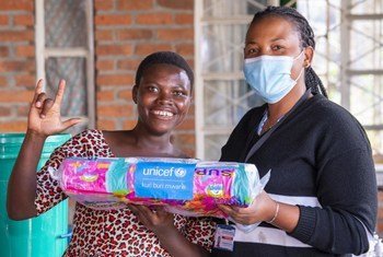 Environ 70 % des travailleurs de la santé sont des femmes. Pour répondre efficacement à la pandémie, elles doivent non seulement avoir accès à du matériel d'hygiène menstruelle, mais aussi avoir le temps et les ressources nécessaires pour gérer leur santé