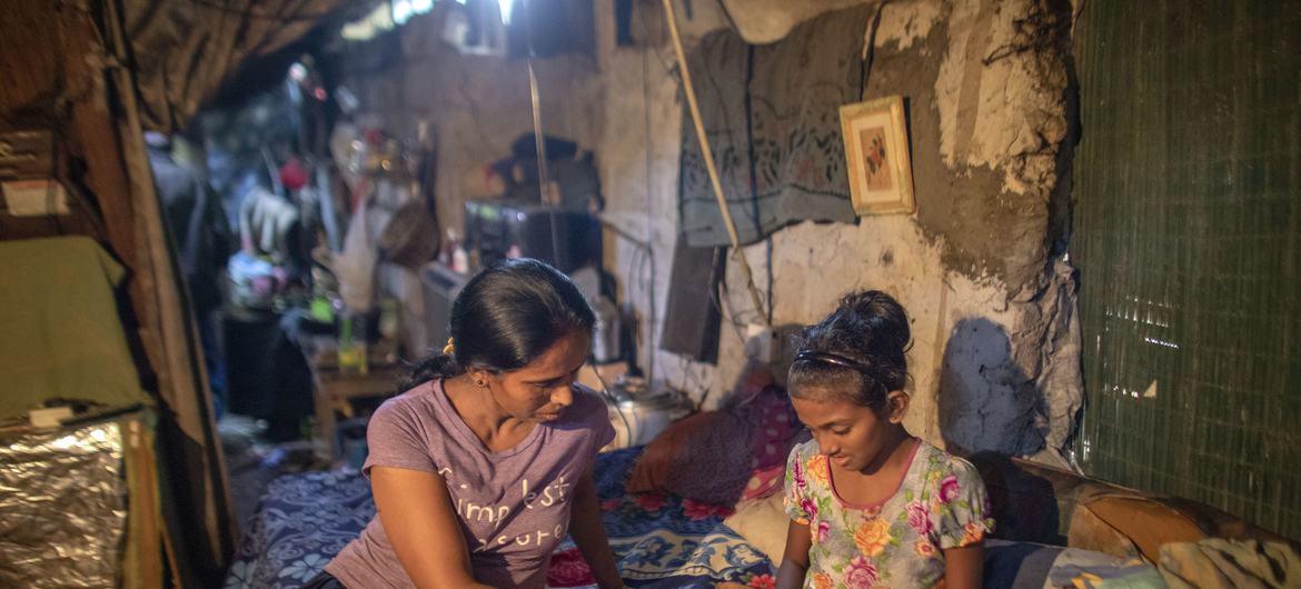 श्रीलंका में ये 49 वर्षीय महिला अपने पति और बच्ची के साथ, एक कमरे के आवास में रहती हैं, जहाँ वो भोजन पकाते हैं, खाते हैं, पूजा-अर्चना करते हैं, अध्ययन करते हैं और सोते भी वहीं हैं. ये आवास एक खुले गन्दे नाले से कुछ इंच की दूरी पर है.