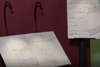 На выставке в Женеве представлены несколько страниц из романа «Война и мир» Толстого – это разговор Пьера Безухова и Андрея Болконского перед Бородинской битвой