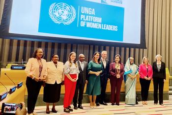 رئيسات الدول والحكومات على المنصة سويا لعقد اجتماع على هامش الدورة السابعة والسبعين للجمعية العامة للأمم المتحدة، وهي جزء من منصة القيادات النسائية المنشأة حديثا.