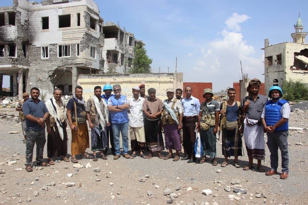 الفريق أبهيجيت غوها، رئيس بعثة الأمم المتحدة لدعم اتفاق الحُديدة (أونمها) ورئيس لجنة تنسيق إعادة الإنتشار (RCC)، مع الأطراف اليمنية في نقطة مراقبة بمدينة الحديدة، باليمن.