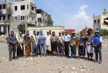 الفريق أبهيجيت غوها، رئيس بعثة الأمم المتحدة لدعم اتفاق الحُديدة (أونمها) ورئيس لجنة تنسيق إعادة الإنتشار (RCC)، مع الأطراف اليمنية في نقطة مراقبة بمدينة الحديدة، باليمن.