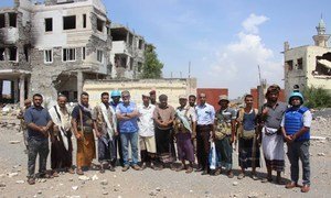Abhijit Guha com iemenitas em um ponto de observação na cidade de Hodeida, no Iêmen.