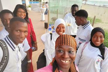 Fatou Jagne avec des jeunes lors d'une campagne contre la traite des êtres humains.