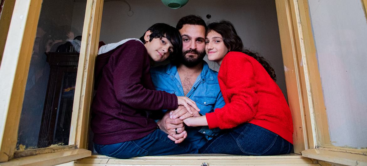 Leyla avec son fils de douze ans et sa fille de treize ans. 