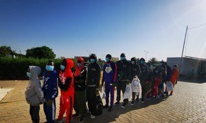 Des migrants attendent l'embarquement de leur vol de réinstallation à l'aéroport de N'Djamena. 
