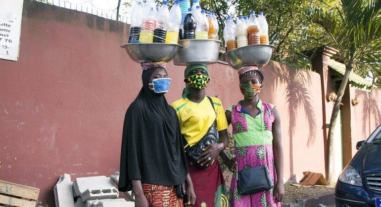 Trois jeunes femmes vendent des médicaments dans la rue pendant la crise de Covid-19 à Abidjan, en Côte d'Ivoire. 