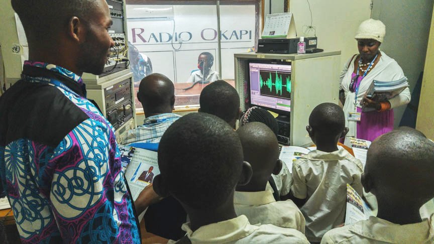 Le studio de Radio Okapi à Bukavu a ouvert ses portes aux élèves du « Complexe Scolaire Okapi » dans le cadre d’une visite guidée de la MONUSCO. Ces élèves, âgés de 2 à 11 ans, ont ainsi pu découvrir et comprendre le rôle et la mission de la MONUSCO en RD