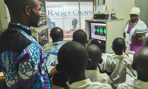 Le studio de Radio Okapi à Bukavu a ouvert ses portes aux élèves du « Complexe Scolaire Okapi » dans le cadre d’une visite guidée de la MONUSCO. Ces élèves, âgés de 2 à 11 ans, ont ainsi pu découvrir et comprendre le rôle et la mission de la MONUSCO en RD Congo