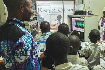 Le studio de Radio Okapi à Bukavu a ouvert ses portes aux élèves du « Complexe Scolaire Okapi » dans le cadre d’une visite guidée de la MONUSCO. Ces élèves, âgés de 2 à 11 ans, ont ainsi pu découvrir et comprendre le rôle et la mission de la MONUSCO en RD Congo