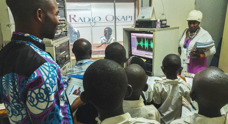 Le studio de Radio Okapi à Bukavu a ouvert ses portes aux élèves du « Complexe Scolaire Okapi » dans le cadre d’une visite guidée de la MONUSCO. Ces élèves, âgés de 2 à 11 ans, ont ainsi pu découvrir et comprendre le rôle et la mission de la MONUSCO en RD