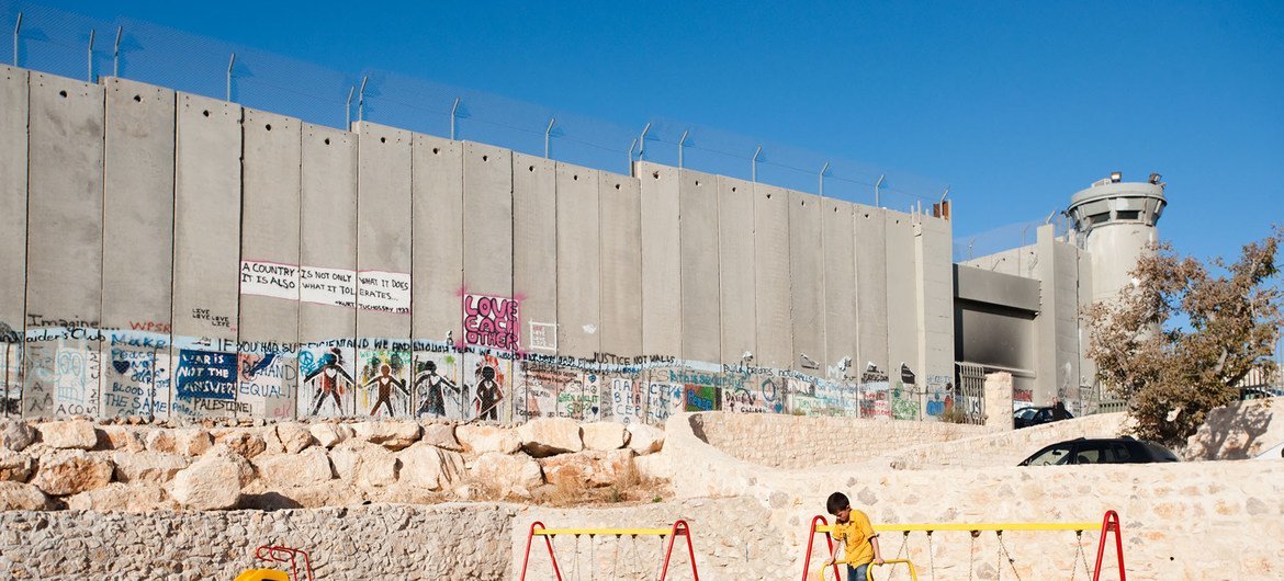 Стена, построенная Израилем на оккупированной палестинской территории, была признана незаконной Международным Судом ООН.
