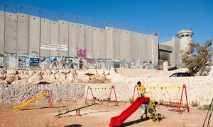 Стена, построенная Израилем на оккупированной палестинской территории, была признана незаконной Международным Судом ООН.