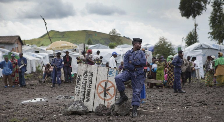 Un membre de la Police nationale congolaise (PNC) surveille le camp de déplacés de Mugunga. (Archives 2013) 