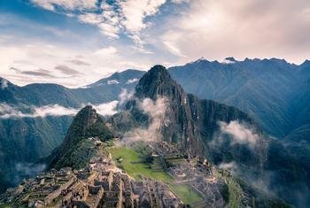 马丘比丘古庙位于一座非常美丽的高山上，海拔2430米，为热带丛林所包围。