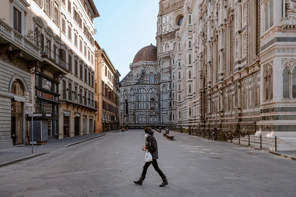 Dans la ville de Florence, en Italie, une personne seule traverse la Piazza Del Duomo désertée pendant le confinement, un espace normalement bondé de milliers de visiteurs.