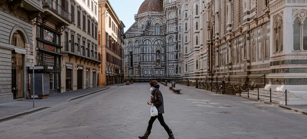 Un peatón en la Piazza del Duomo en Florencia, vacía por las medidas contra el coronavirus