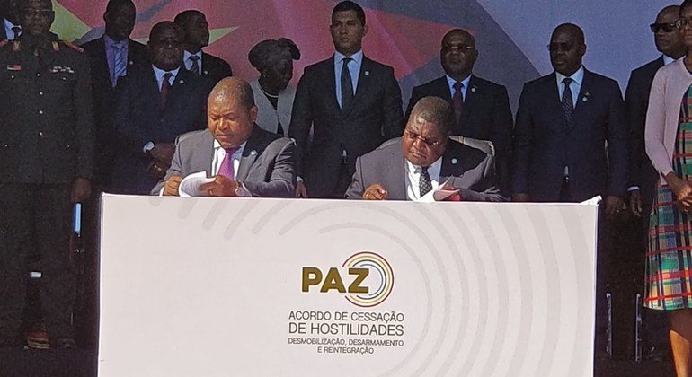 Presidente da República de Moçambique, Filipe Jacinto Nyusi, e presidente da Renamo, Ossufo Momade, assinaram o documento na Serra da Gorongosa, no centro do país 