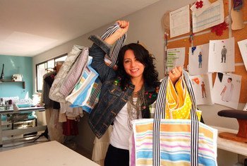 Estela Fagoaga, conocida vestuarista de teatro en México, usa restos de tela para fabricar bolsas con las que sustituir a las de plástico recientemente prohibidas en Ciudad de México.