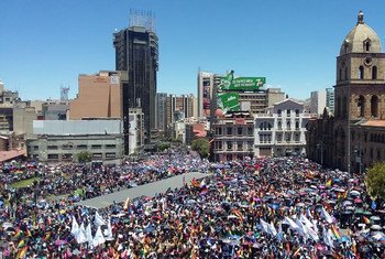 玻利维亚拉巴斯的市民聚集在旧金山广场。