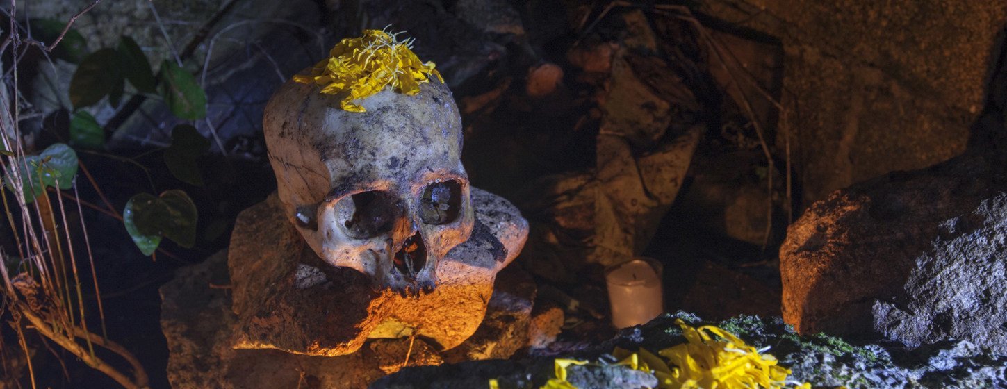 Altar con cráneo para el Día de Muertos en Tres Reyes, Quitana Roo, México