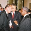 Kofi Annan avec le Président français, Jacques Chirac (à gauche) et le Ministre des affaires étrangères, Dominique de Villepin (au centre)