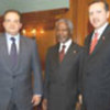 Kofi Annan (au centre) avec les Premiers Ministres de  Grèce et de  Turquie