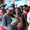 Des Malgaches victimes du cyclone Ivan en 2008 font la queue pour obtenir de l'aide.