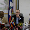 Le Représentant spécial par intérim de l'ONU, Edmond Mulet (au centre), avec le Président haïtien René Préval (à gauche).