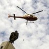 Un hélicoptère dépose des kits de première urgence pour les victimes du séisme en Haïti.