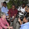 La directrice générale de l'UNESCO, Irina Bokova, avec des journalistes en Haïti.