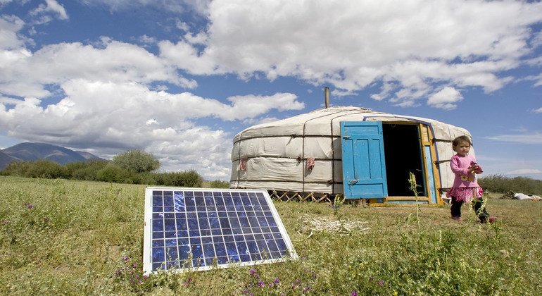 Семья в Монголии использует солнечные батареи. Фото ООН